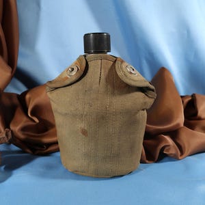 CANTEEN ALUMINIUM JAPAN, Canteen in original army green Canvas Koffer aus Japan, New old Stock glänzend silber Wasserflasche