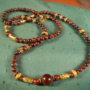Rotes Tigerauge Unisex Halskette, mit romanischen Design, Tiger Halskette mit einzigartigem Design, Red Tiger Eye Beaded Halskette Tiger rote Perlen