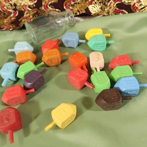 Vintage Chanukka Dreidel Set, 80er Jahre Holz Dreidel, Vintage Kunststoff Dreidel Sammlung, altes traditionelles Dreidel, Geschenk aus Israel