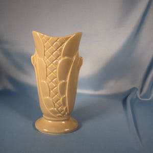 SHAWNEE CORN VASE, Made in American Shawnee Pottery, Classic 1950's Style Shawnee Pottery, American Pottery of Corn Vae, Light Gray Vase