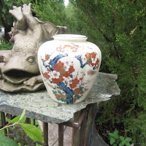 Chinoiserie rice bar with floral motifs - Vintage hand painted ginger jar from Japan - Antique mini jar in blue and white