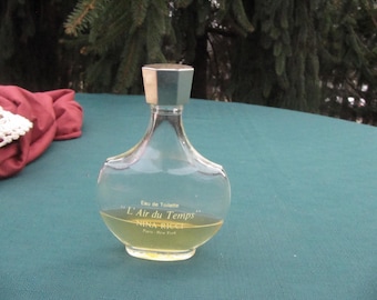 MINIATUROWY BUTELEK NA PERFUMY, perfumy Nina Ricci Miniaturowy flakon wyprodukowany we Francji, l AIr Du Temps ćwierć pełna butelka z Paryża, Francja, 1 uncja