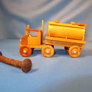 ANTIKES Spielzeug Holz-LKW, Mini-Traktor-Anhänger gemacht von Holz, industrielle Molde Sattelzugs, hölzernes Spielzeug Miniatur Traktoranhänger