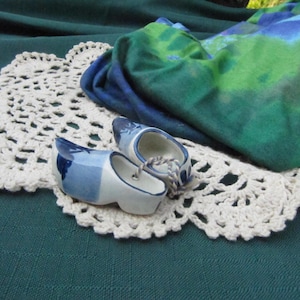 DELFT DUTCH SHOES, Tiny Pair Ceramic Shoes made of, Momento of Holland,Miniature ceramic Shoes in Style of Dutch wooden shoes,Delft dutch