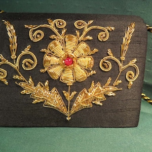 BOLSO FORMAL PEQUEÑO BORDADO, Bolso bordado con hilo dorado y piedra semipreciosa de la India, Bolso bandolera glamoroso Flor de oro negro