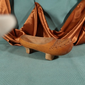 Vintage geschnitzte asturische, kantabrische Albarcas oder Madreña - spanische rustikale Holzschuhe, Clogs, Volkskunstdekoration