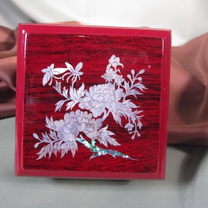 DECORATIVE LACQUERED BOX, Abalone mirrored storage Box,Box of wood with abalone Inlay, Turtle latch and mirror on the inside, Asian Lacquer
