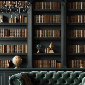 Könnte beinhalten: Eine dunkelblaue Bibliothek mit mehreren Regalen voller antiker Bücher. Dekorative Globen, ein Teleskop und eine Lampe sind ausgestellt. Unter den Regalen befindet sich ein getuftetes grünes Samtsofa. Der Text "ALVAROZ CREATIVO CO" steht oben.