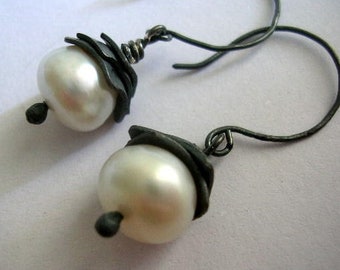 Pearl oxidized silver earrings. Perfect lightweight handmade earrings for everyday wear. Contemporary jewelry