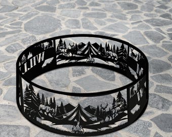 Könnte beinhalten: Schwarzer Feuerstellenring aus Metall mit einem Camping-Szene-Ausschnitt-Design. Das Design umfasst Bäume, Berge, Zelte, Hirsche und ein Lagerfeuer. Der Text "LEGENDNADE" befindet sich oben links.