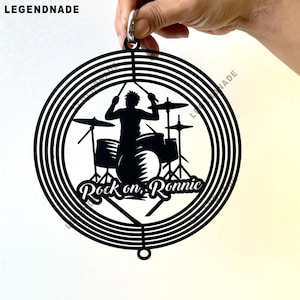 Personalisierte Schlagzeuger Wind Spinner, benutzerdefinierte Metall hängende Yard Art mit Namen, Outdoor Garden Decor, einzigartiges Geschenk für Musiker, Home Decor