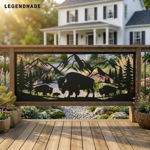 Könnte beinhalten: Ein dekoratives Geländerpaneel aus schwarzem Metall mit einer lasergeschnittenen Silhouette eines Gebirges, Tannen und einer Bisonherde. Das Design zeigt einen großen Bison, zwei kleinere Bisons und ein Kalb vor einer natürlichen Kulisse.