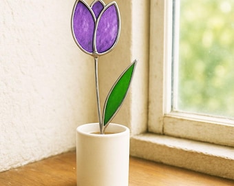 手作りステンドグラスのチューリップブーケ：鮮やかな花瓶の装飾