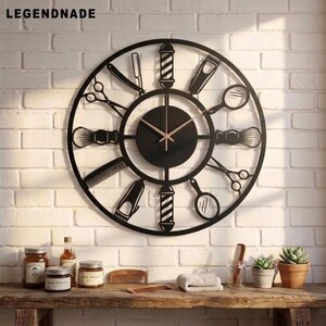 Peut inclure: Une horloge murale circulaire noire sur le thème du barbier, avec des silhouettes de ciseaux, peignes, rasoirs, tondeuses, blaireaux et poteaux de barbier disposées autour d'un cadran central avec des aiguilles dorées et le texte LEGENDNADE.