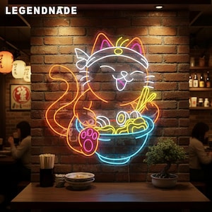 Peut inclure: Enseigne au néon représentant un chat souriant avec un bandeau, tenant des baguettes et un bol de ramen. L'enseigne est orange, rose et bleue, montée sur un mur de briques. Le mot "LEGENDNADE" est en haut à gauche.