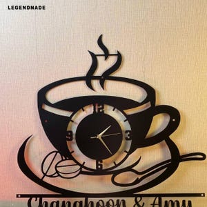Orologio da parete in metallo a forma di tazza da caffè, orologio da parete unico per l'arredamento della casa e l'arte murale, orologio da parete personalizzato a forma di tazza da caffè con nome per caffetteria