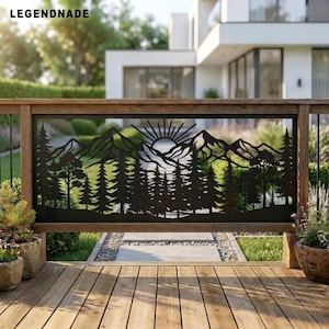 Könnte beinhalten: Eine dekorative Platte aus schwarzem Metall mit einem lasergeschnittenen Design aus einer Bergkette mit aufgehender Sonne und einem dichten Kiefernwald. Die rechteckige Platte ist als Geländereinsatz montiert und zeigt den Text LEGENDNADE.