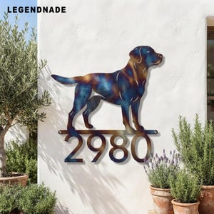 Può includere: Un'insegna da parete in metallo con la sagoma di un labrador con una finitura blu e bronzo trattata termicamente. Il cane si trova sopra i numeri civici 2980, integrati nella struttura metallica. Il testo LEGENDNADE è visibile.