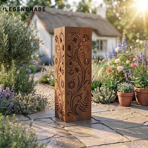 Metallträdgårdsstolpe med vildblommor, skylt med blommig ormbunke, konstdekoration för stugträdgård