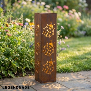 Op de afbeelding: Set van drie keramische mokken met een gespikkelde, matte afwerking. Elke mok heeft een andere kleur: lichtblauw, crème en grijs. De mokken hebben een eenvoudig, modern ontwerp en een comfortabele handgreep.