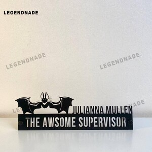 Personalisierte Fledermaus Schreibtisch Namensschild, personalisierte Fledermaus-Themen Metall Schreibtisch Namensschild, einzigartiges Plaketten Geschenk für Fledermaus Liebhaber, Halloween Büro Dekor