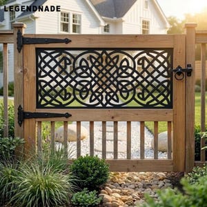 May include: A wooden gate featuring a black metal insert with an intricate Celtic knot pattern. The gate is equipped with black iron hinges and a circular latch handle. The text LEGENDNADE is visible in the upper left corner of the image.