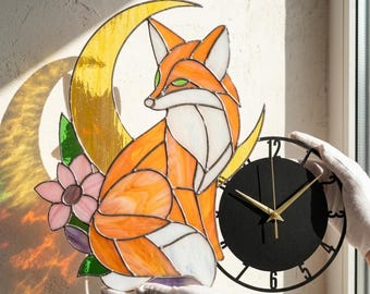 Väggklocka i målat glas med räv, väggdekoration med måne, solfångare i djurstil, glaskonst i höstskog, present till henne