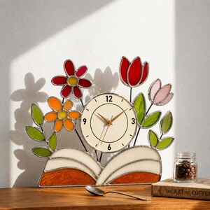 Väggklocka med bokblomma i målat glas, dekoration med öppen sagobok, blommig trädgårdsklocka, söt läsarpresent till henne