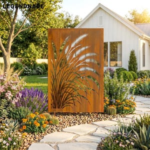 Könnte beinhalten: Ein rechteckiger Garten-Sichtschutz aus Metall mit Rost-Optik und einem lasergeschnittenen Motiv aus hohen Grashalmen. Die aufrecht stehende Platte zeigt filigrane Aussparungen, die die Form von wehendem Weizen oder Ziergras bilden.