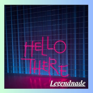 Puede incluir: Un letrero de neón rosa en una pared de rejilla azul que dice "Hello There" con el texto "Legendmade" debajo del letrero.