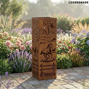 Pode incluir: Uma floreira alta e retangular de metal envelhecido com desenhos recortados de pássaros, cavalos e uma cerca. A floreira tem um acabamento castanho rústico e está situada num jardim com várias flores e vegetação. O texto "LEGENDNADE" é visível no canto superior direito.