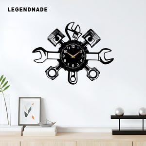 Peut inclure: Une tasse en céramique blanche avec une anse noire et le texte "But First, Coffee" en noir, en gras. La tasse est posée sur une surface blanche. La tasse mesure environ 10 cm de haut.