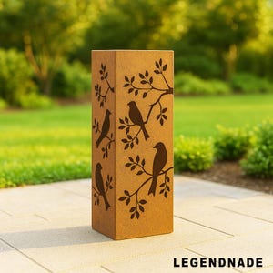 Peut inclure: Un pot de fleurs rectangulaire en métal marron avec une finition patinée. Le pot présente des silhouettes découpées d'oiseaux perchés sur des branches avec des feuilles. Le mot "LEGENDNADE" est imprimé en blanc en bas.