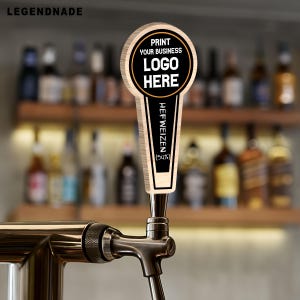 Op de afbeelding: Een houten taphendel met een zwart en goudkleurig cirkelvormig logo-gedeelte met de tekst "PRINT YOUR BUSINESS LOGO HERE". De hendel heeft ook de tekst "HEFWEIZEN" en "(54%)". De tap is bevestigd aan een chromen kraan.