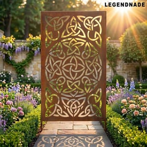 May include: A weathered metal garden screen with a Celtic knot design. The screen is a rectangular shape with intricate cut-out patterns. The screen is set in a garden with flowers and greenery, with the text "LEGENDNADE" at the top.