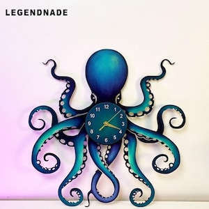 Może przedstawiać: Niebieski i turkusowy zegar ścienny w kształcie ośmiornicy z tarczą w kolorze morskim i złotymi wskazówkami. Zegar ma unikalny design z napisem LEGENDNADE w lewym górnym rogu.