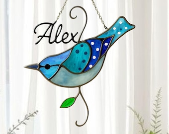 Gepersonaliseerde Blue Jay gebrandschilderd glas-suncatcher met naam, glas-in-loodraam, herdenkingscadeau voor vogelliefhebber, raamdecoratie