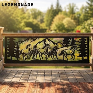 Pode incluir: Um painel decorativo de metal preto com uma silhueta cortada a laser de cinco cavalos correndo por uma floresta com montanhas ao fundo. O painel retangular está montado em um corrimão de madeira. O texto LEGENDNADE aparece no canto superior esquerdo.