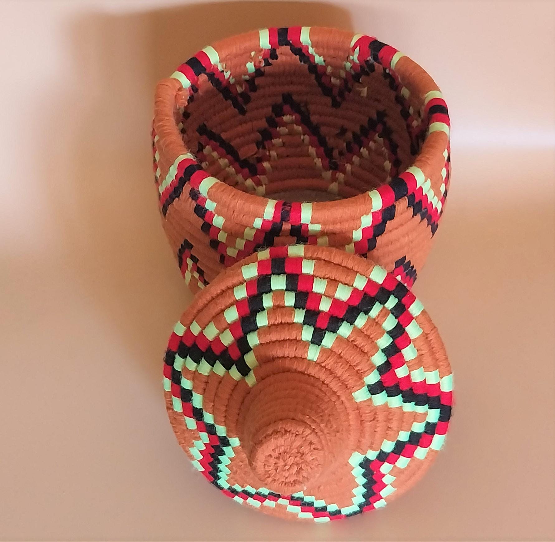 モロッコ風ベルベルバスケット（蓋付き）：ボヘミアン風編み込み収納