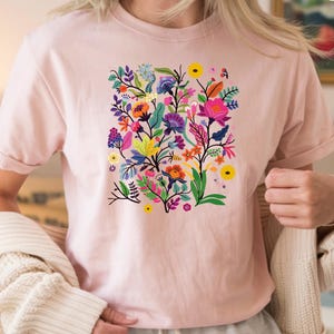 Wildflower Mom Shirt, Mother’s Day Gift Shirt for Women, Floral Mama Tee, Vintage Flower Shirt,Boho Spring T-Shirt for Mom,Mom Birthday Gift