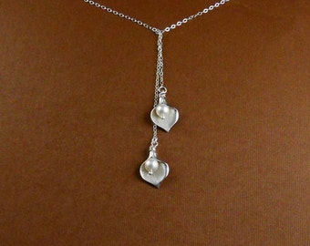 Collar tipo lariat de plata de ley con diseño de cala y dije de perla Swarovski.