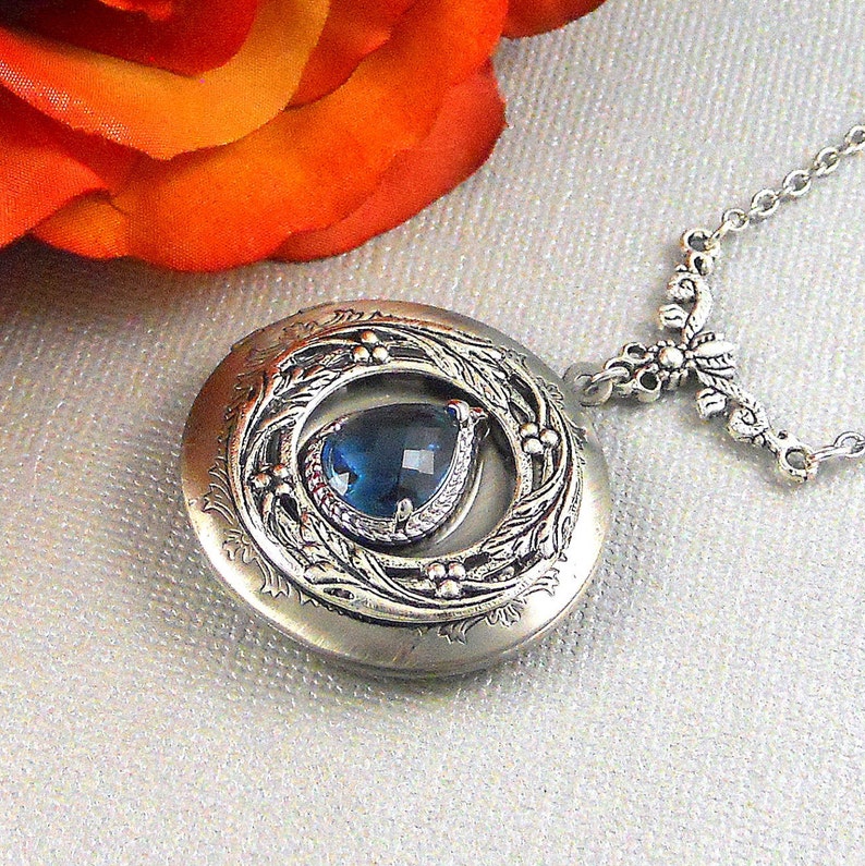 Puede incluir: Collar con dije de plata con una piedra azul en forma de l&aacute;grima engastada en un dise&ntilde;o de filigrana de plata.