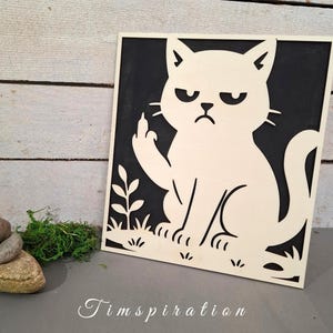 Könnte beinhalten: Schwarz-weiß-Illustration einer Katze, die den Mittelfinger zeigt. Die Katze sitzt auf einem schwarzen Hintergrund mit ein paar grünen Blättern.