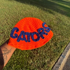 Gorro personalizable con letras de equipo deportivo, estado, escuela y crochet.
