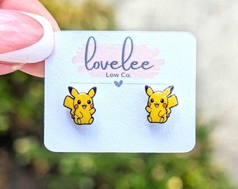 Pendientes de Pikachu con forma de tachuela de Pokémon, hipoalergénicos para orejas sensibles.