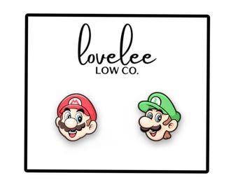 Pendientes de botón desiguales de Mario y Luigi, estilo retro de los 90, ideales para gamers. Hipoalergénicos para orejas sensibles.