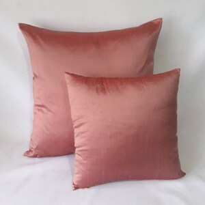 Saldi. Cuscino in seta dupioni rosa cipolla, federa per cuscino in seta rosa peur. Cuscino decorativo in seta, cuscino di lusso rosa Samon. Sconto del 50%.
