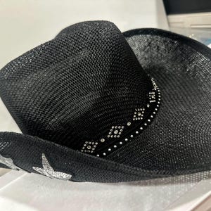 Schwarzer Cowboy Hut: Handgefertigte Sterne & silberne Ketten