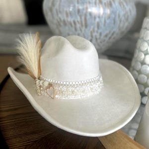 Kapelusz kowbojski z klejnotami, regulowany, z odpinanymi zawieszkami i piórami