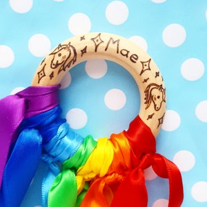 Gepersonaliseerde speelgoedspeelgoed regenbooglint, biologische montessorihandvlieger